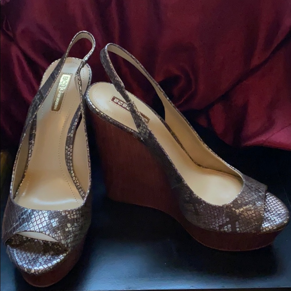 BCBG WEDGE SANDALS